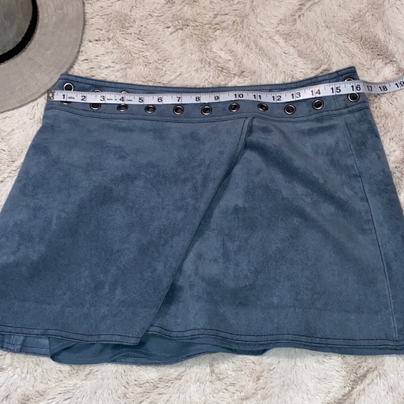 BCBG teal faux suede mini skirt size medium in excellent like new condition - Picture 7 of 12